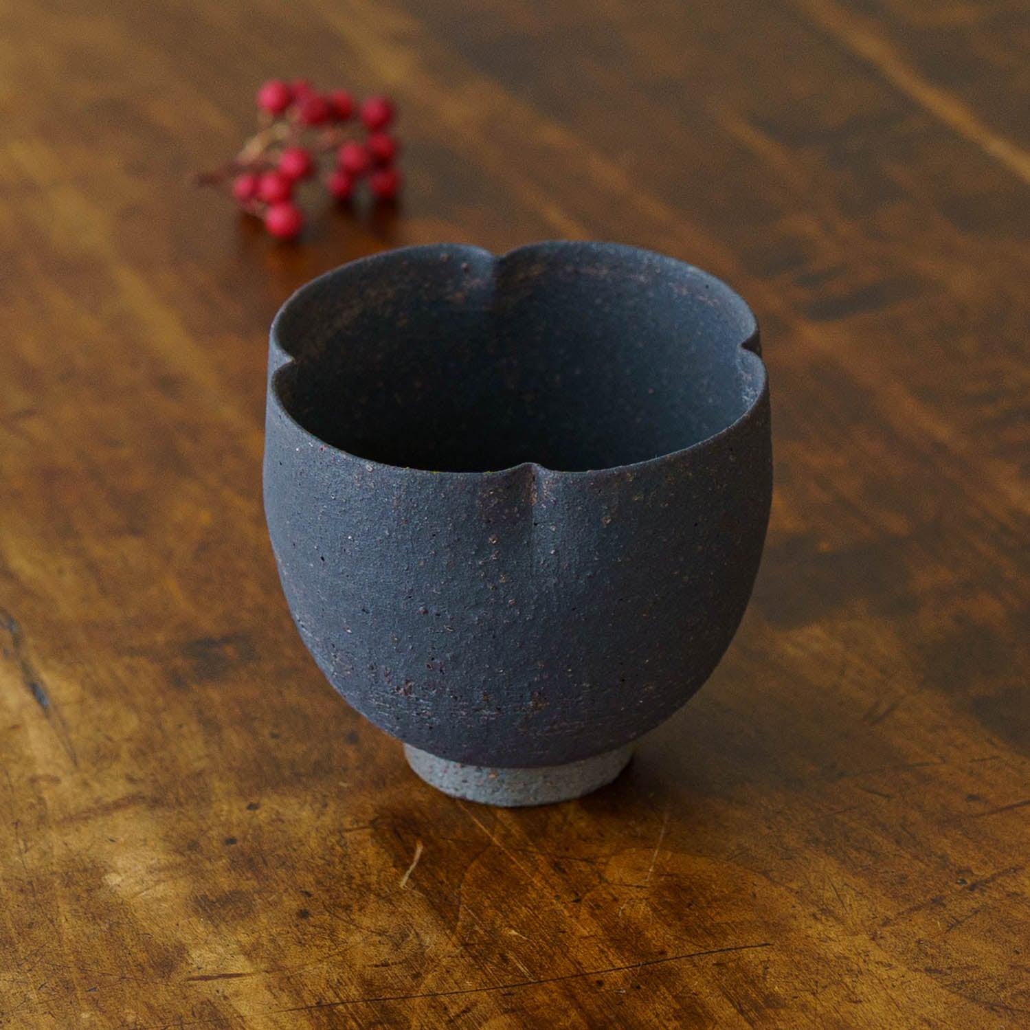 陶芸作家 冨部咲喜子 鉄釉 輪花カップ|作家もののうつわ通販 四季折折 陶芸作家 冨部咲喜子 鉄釉 輪花カップ|作家もののうつわ通販 四季折折