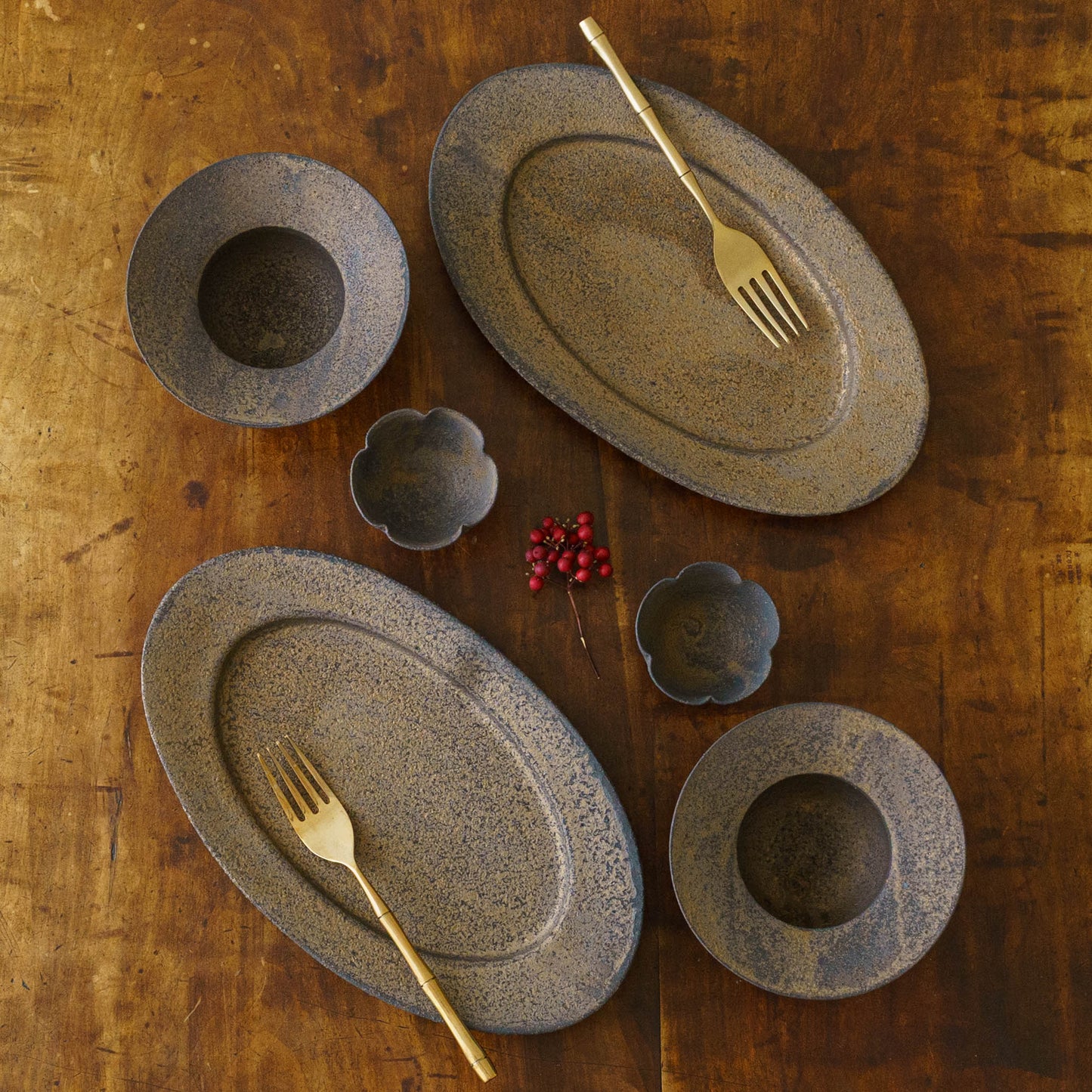Flower bowl with foot S brown | Sakiko Tomibe