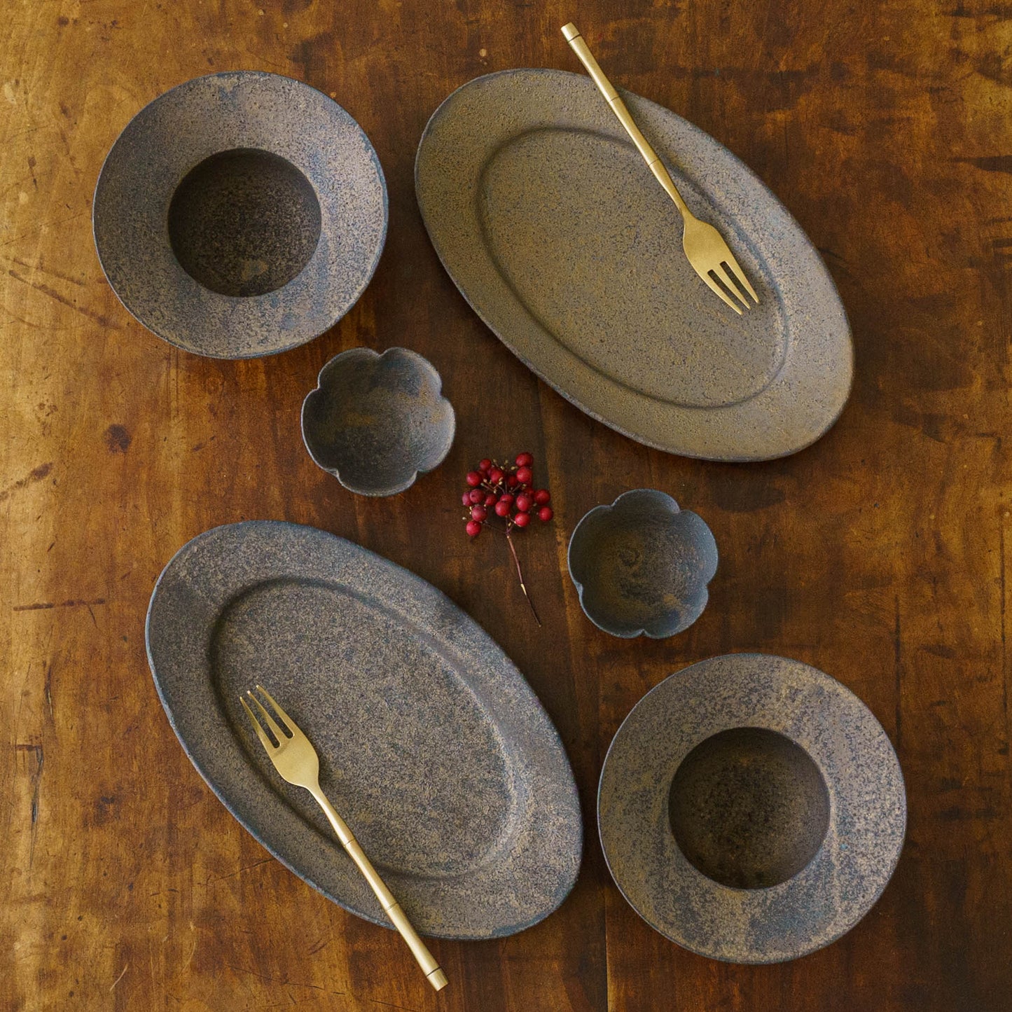 Flower bowl with foot S brown | Sakiko Tomibe