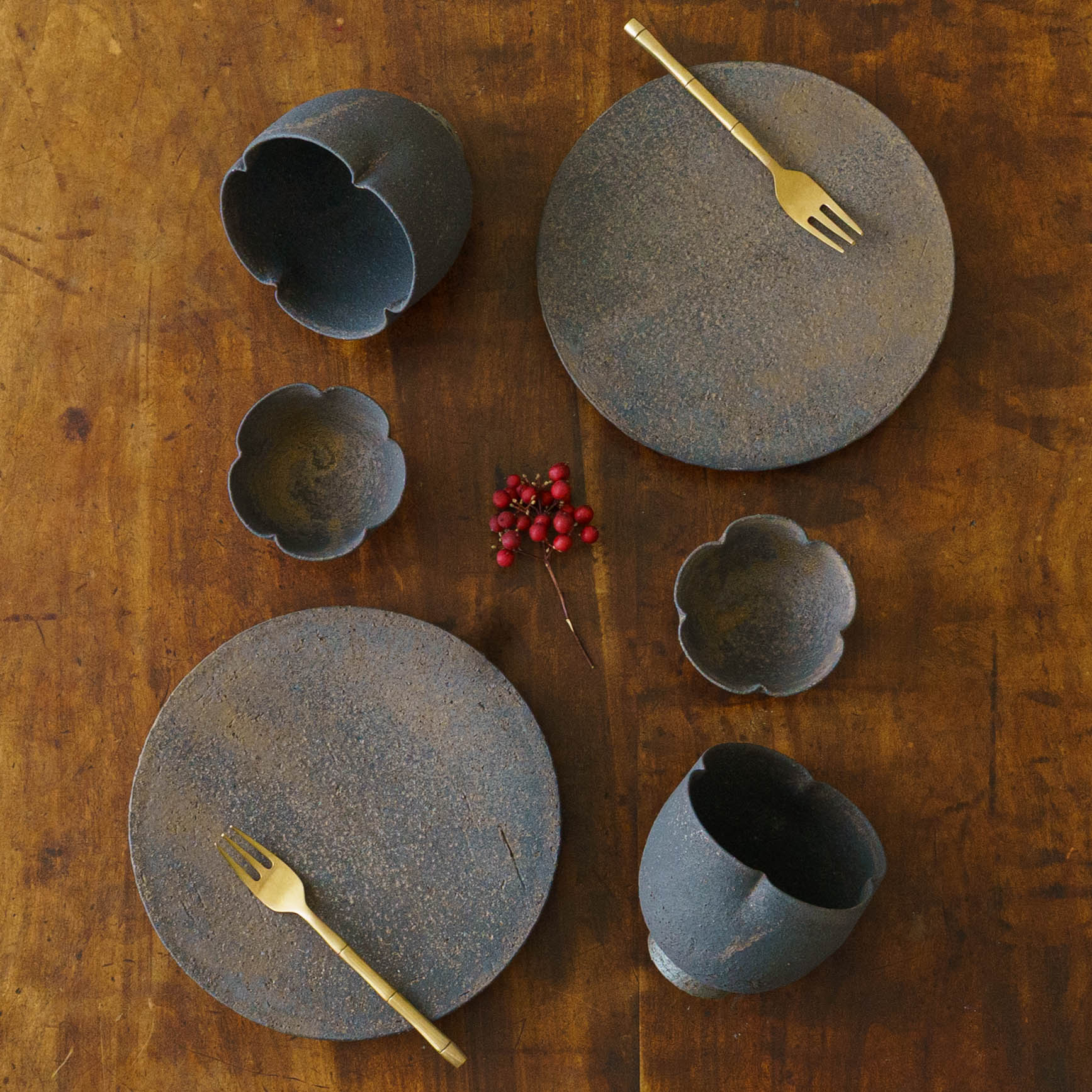 陶芸作家 冨部咲喜子 鉄釉 梅型足付豆小鉢｜作家もののうつわ通販 四季