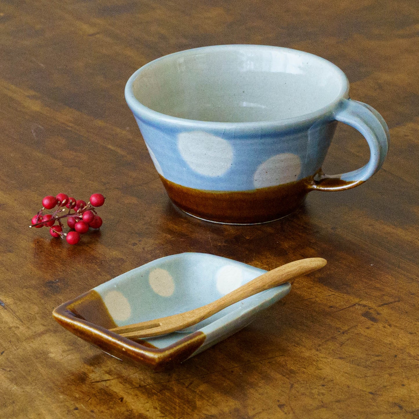 しょうゆ皿　ドット柄　水色 x 飴釉｜榎田若葉　えのきだ窯