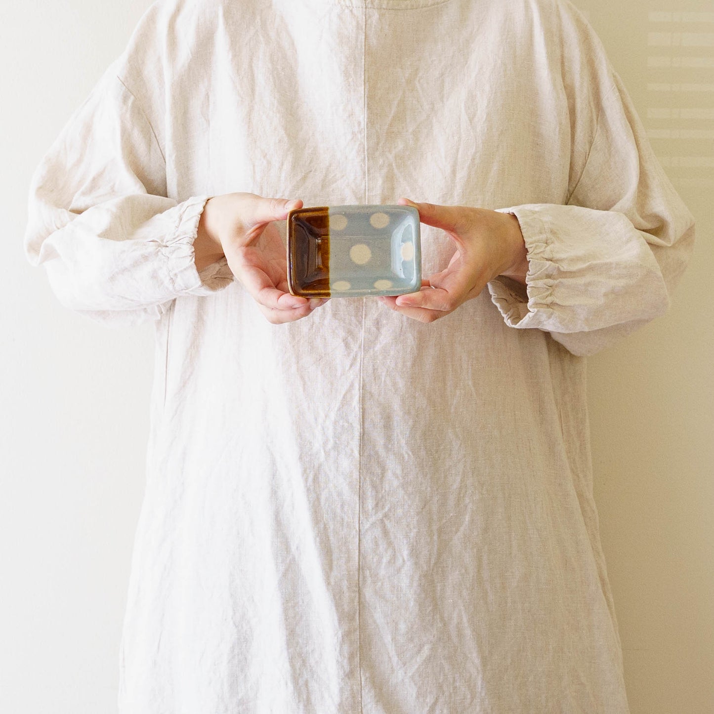 しょうゆ皿　ドット柄　水色 x 飴釉｜榎田若葉　えのきだ窯