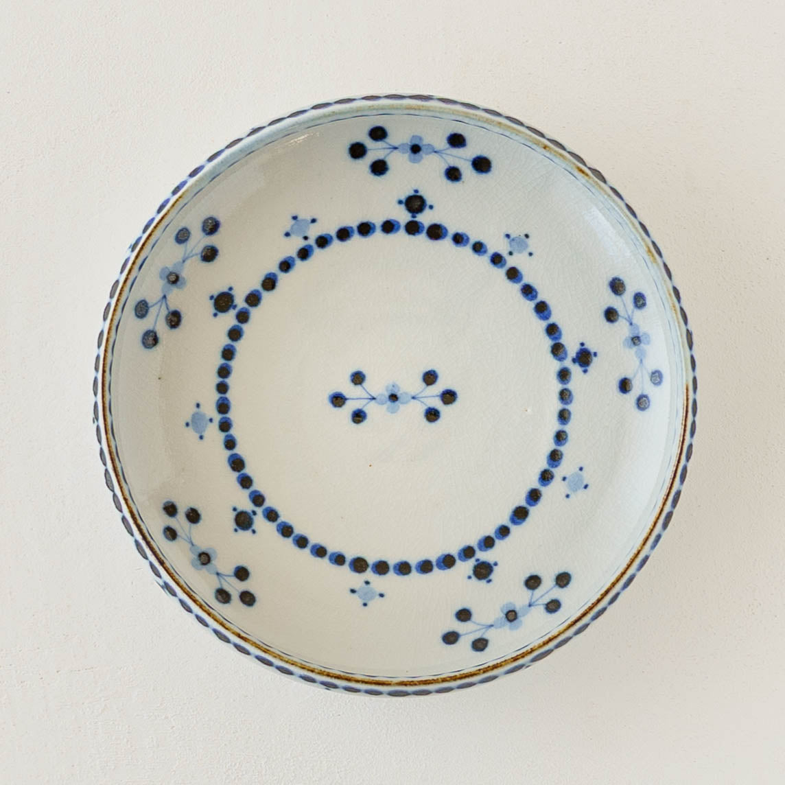 穴あき　レア　作家　器　砥部焼？ 砥部焼 陶彩窯 小花文 6寸深皿 青｜鎌倉 窯元、作家ものの和食器通販
