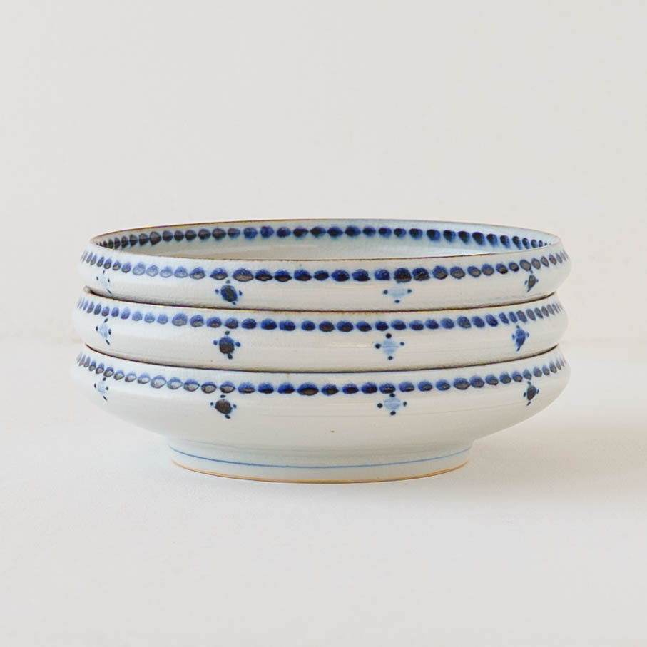 砥部焼 陶彩窯 小花文 6寸深皿 青｜鎌倉 窯元、作家ものの和食器通販