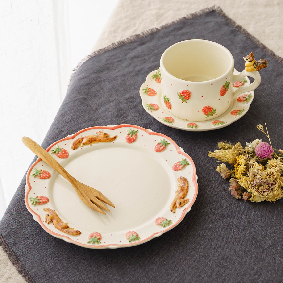 Plate Hopping Squirrel Strawberry M | Sugar Poppo