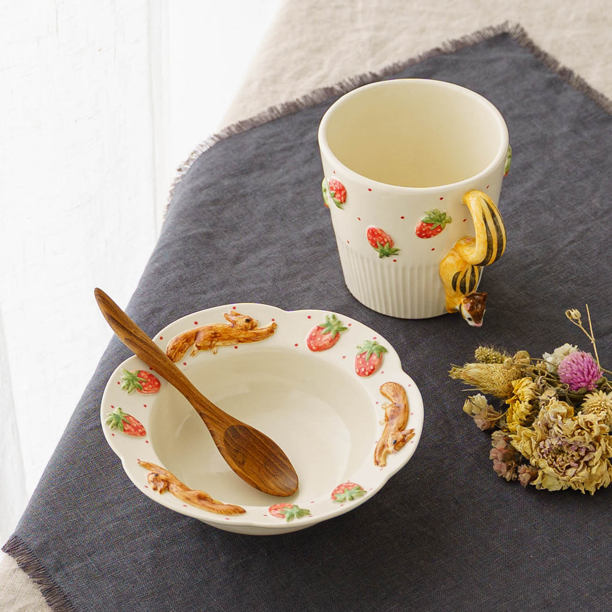 Bowl Hopping Squirrel little Strawberry S | Sugar Poppo