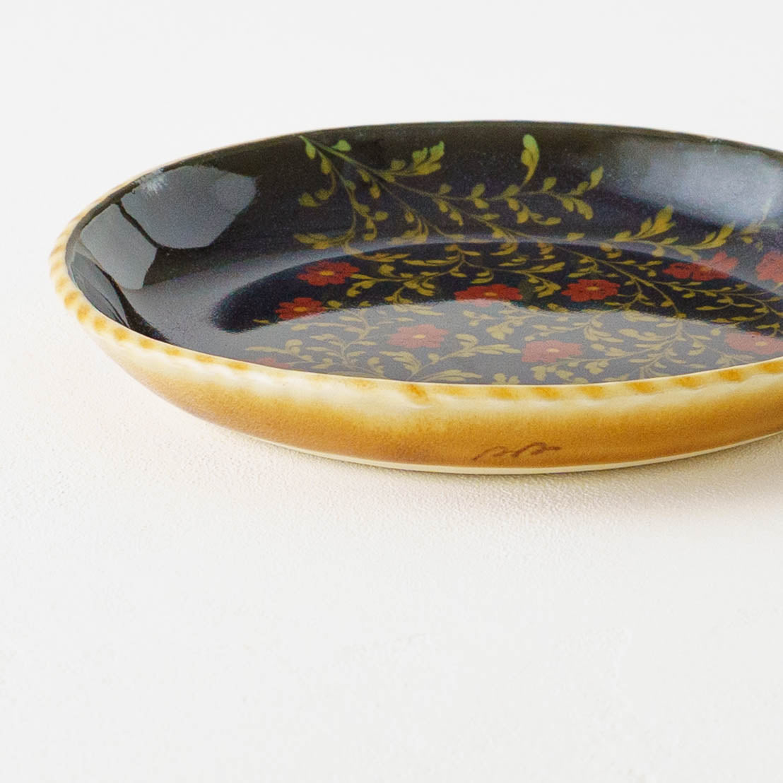 中皿　赤花　スリップウェア｜荒井彩乃