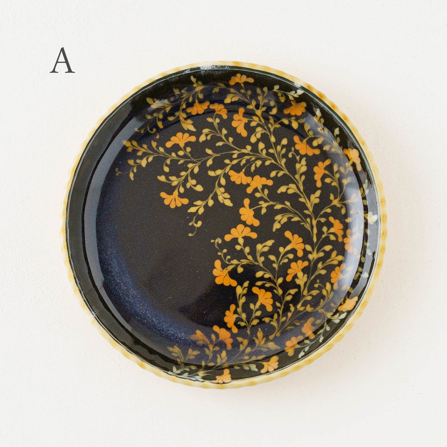 中皿　黒　スリップウェア｜荒井彩乃