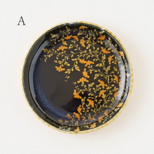 中皿　黒　スリップウェア｜荒井彩乃