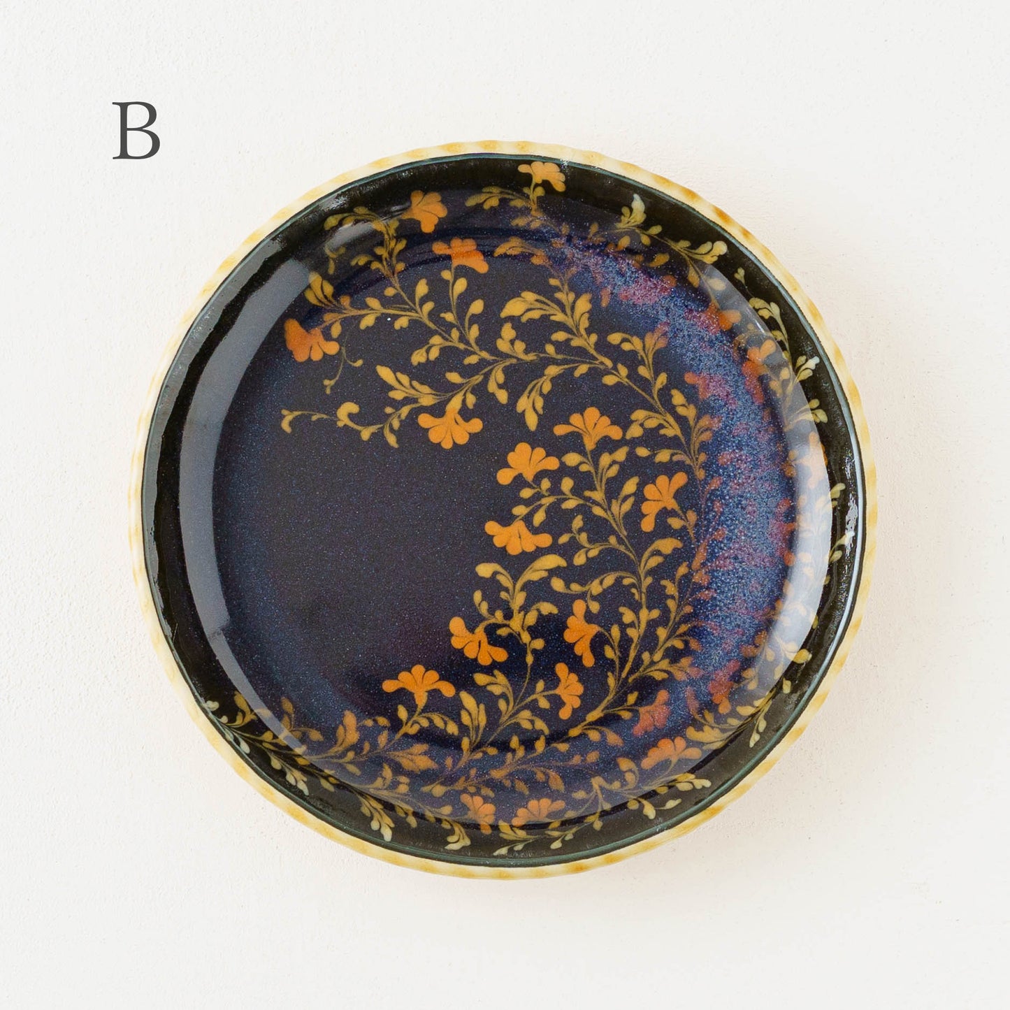 中皿　黒　スリップウェア｜荒井彩乃