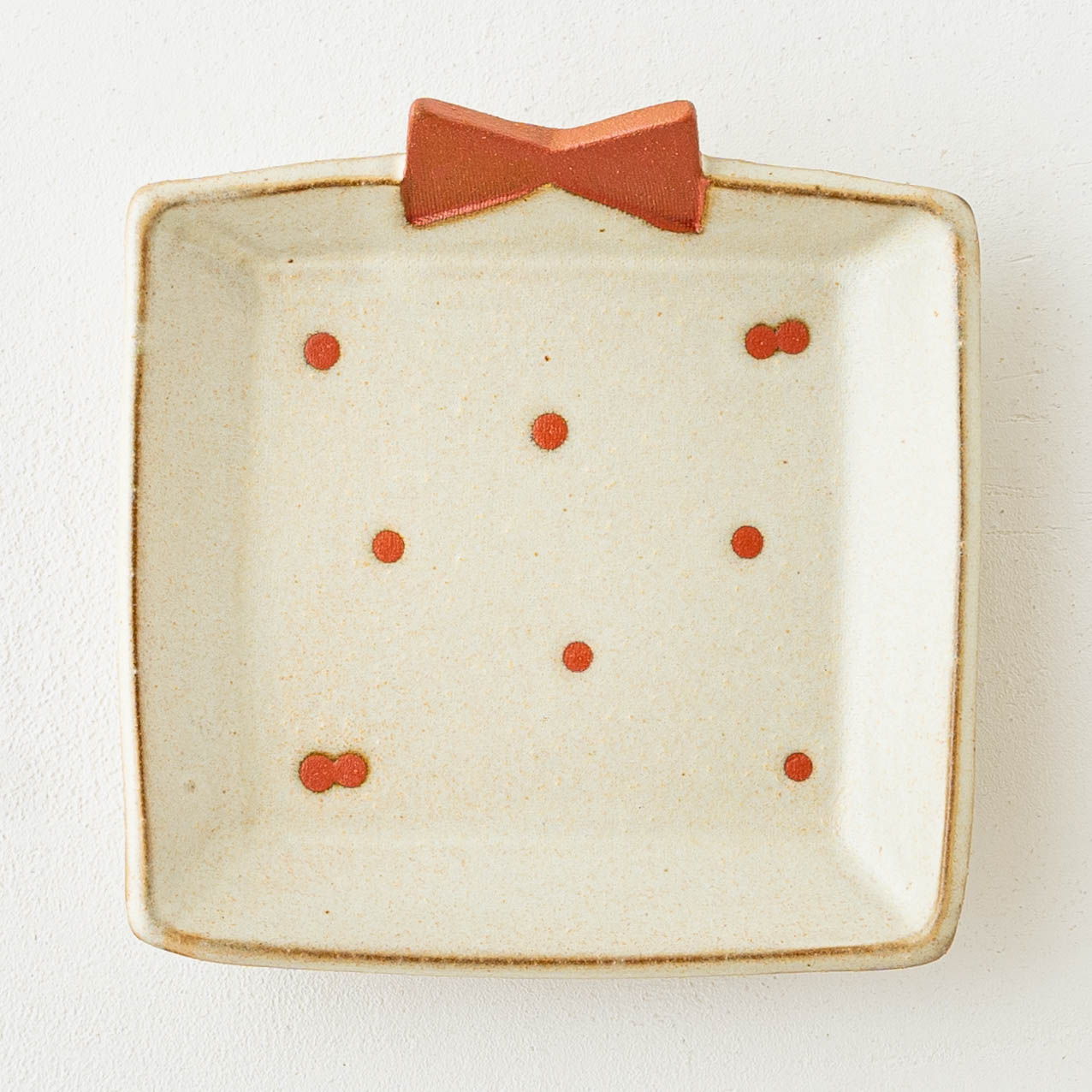 Gift plate beige x red dots | Atelier monora