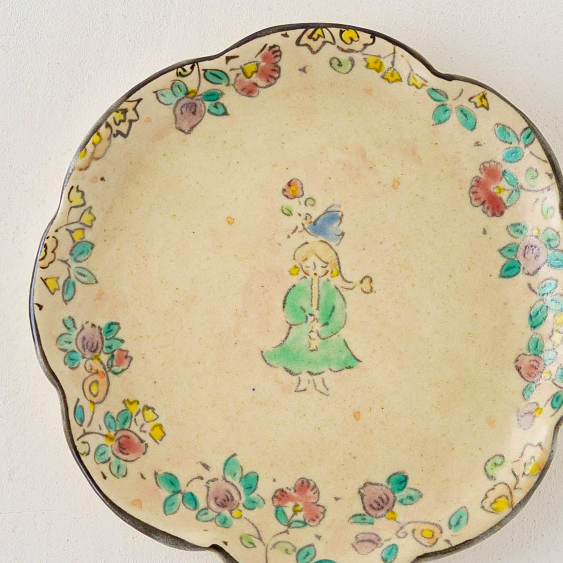 Whistle-blowing Girl Plate | Hahamiya