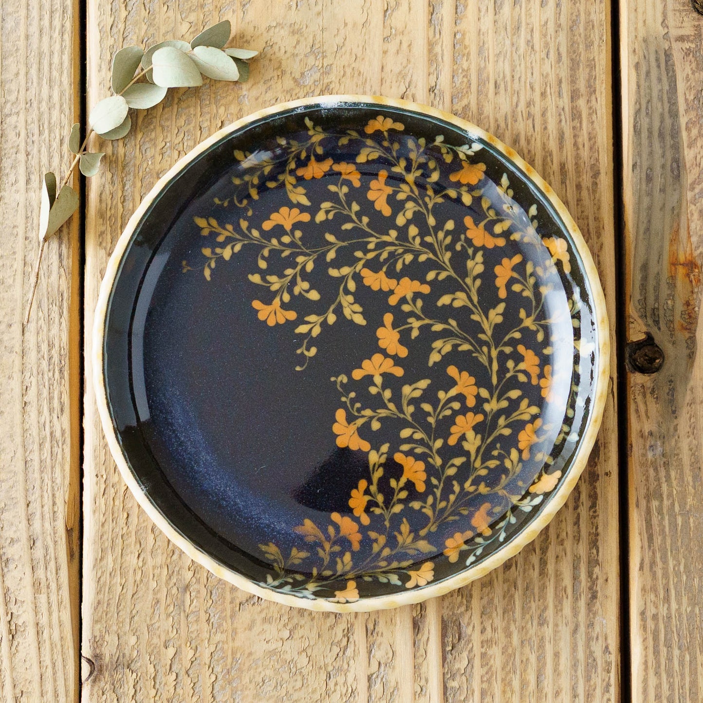 中皿　黒　スリップウェア｜荒井彩乃