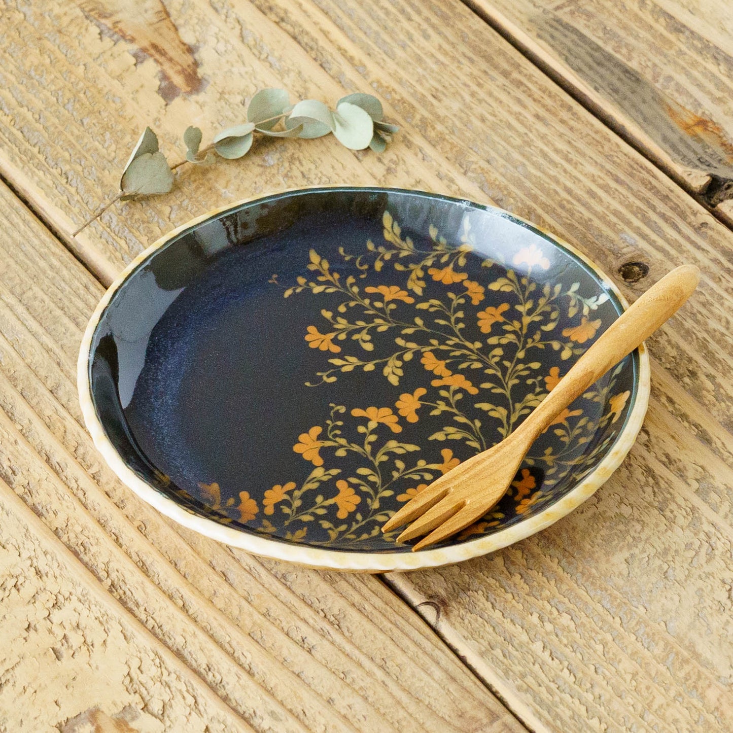 中皿　黒　スリップウェア｜荒井彩乃