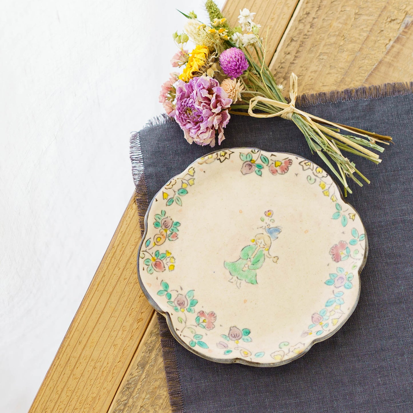 Whistle-blowing Girl Plate | Hahamiya