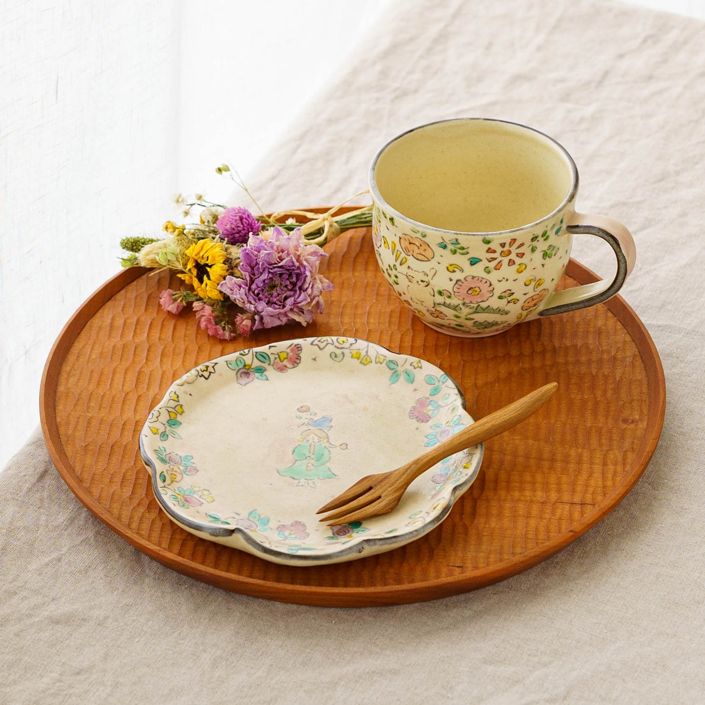 Whistle-blowing Girl Plate | Hahamiya