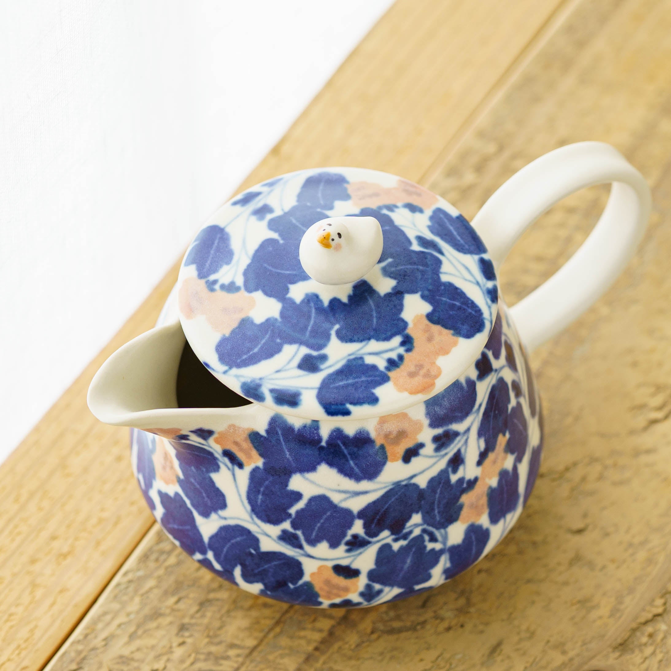 青と白の陶器製アヒル　イギリス製 陶芸作家 荒井彩乃 ポット アヒル ピンク 青｜作家もののうつわ通販