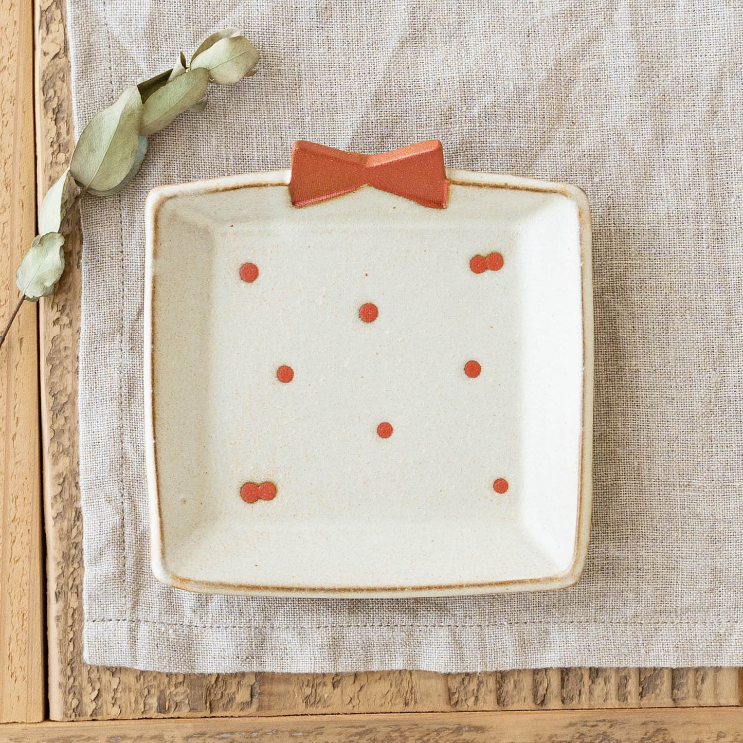 Gift plate beige x red dots | Atelier monora