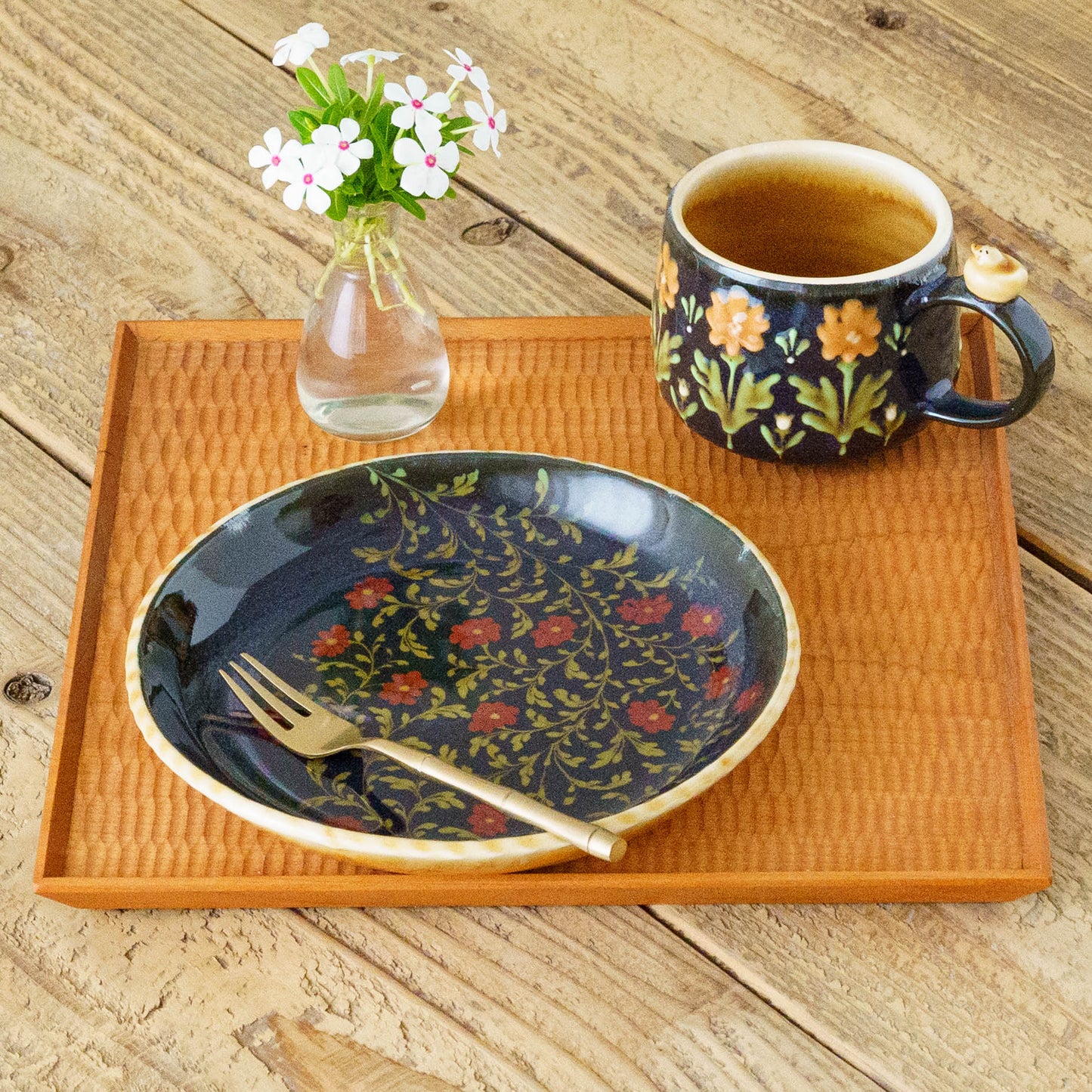 中皿　赤花　スリップウェア｜荒井彩乃