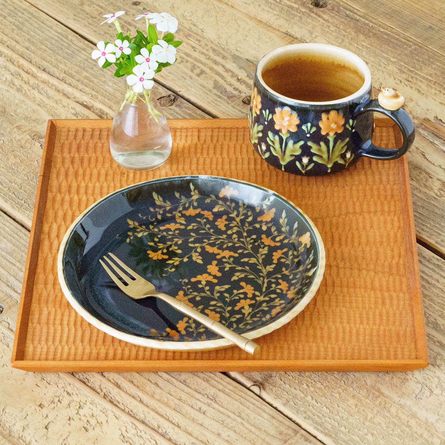 中皿　黒　スリップウェア｜荒井彩乃