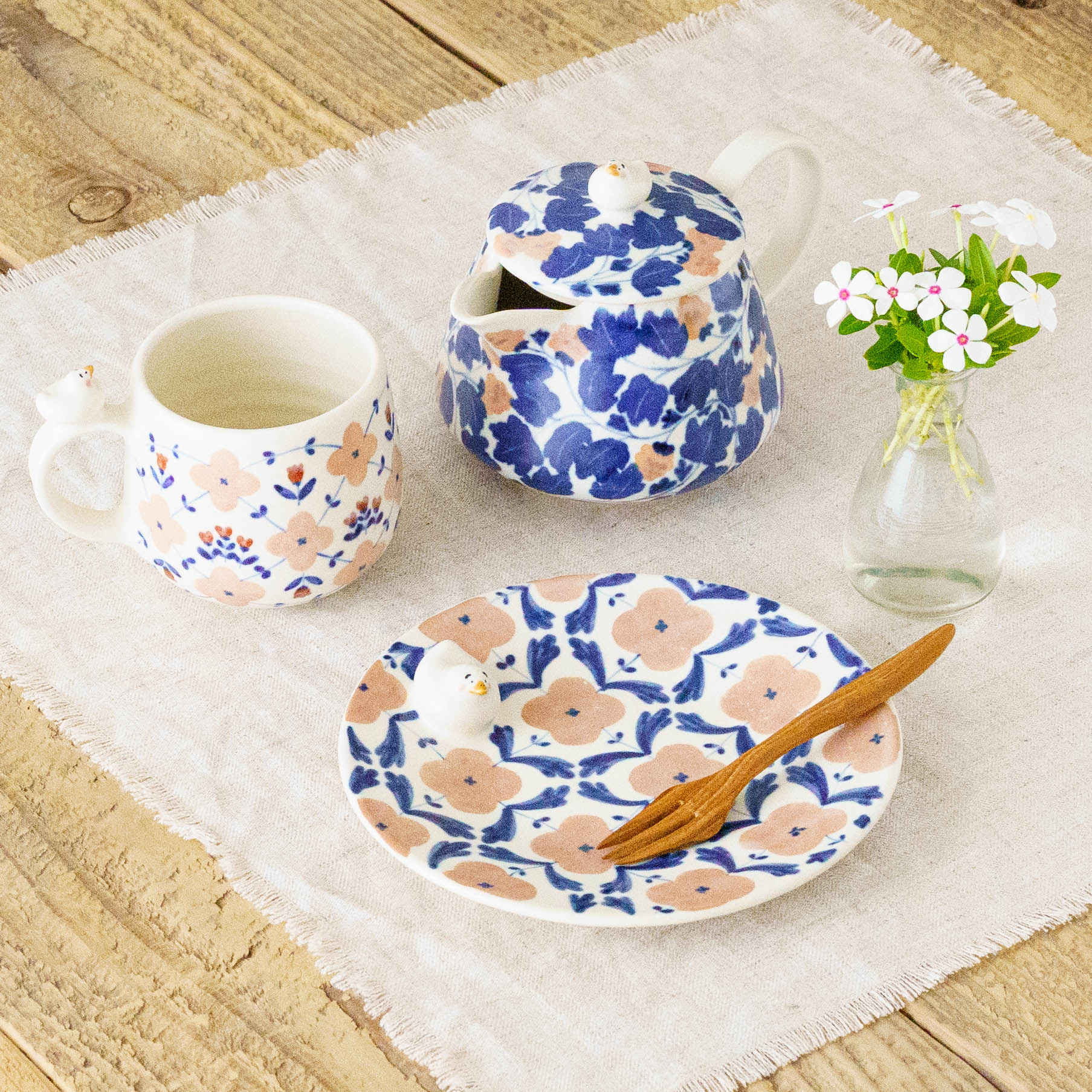 青と白の陶器製アヒル　イギリス製 陶芸作家 荒井彩乃 中皿 アヒル ピンク 青｜作家もののうつわ通販 四季