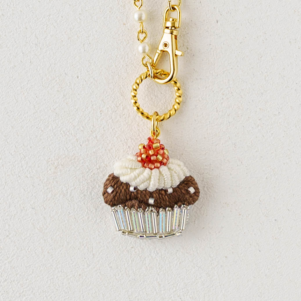 刺繍バッグチャーム　チョコカップケーキ｜あおのいえ