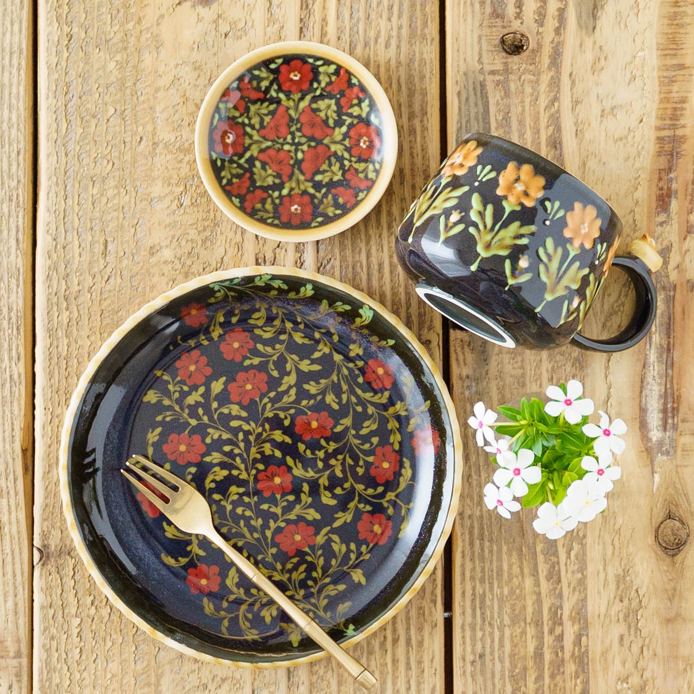 中皿　赤花　スリップウェア｜荒井彩乃