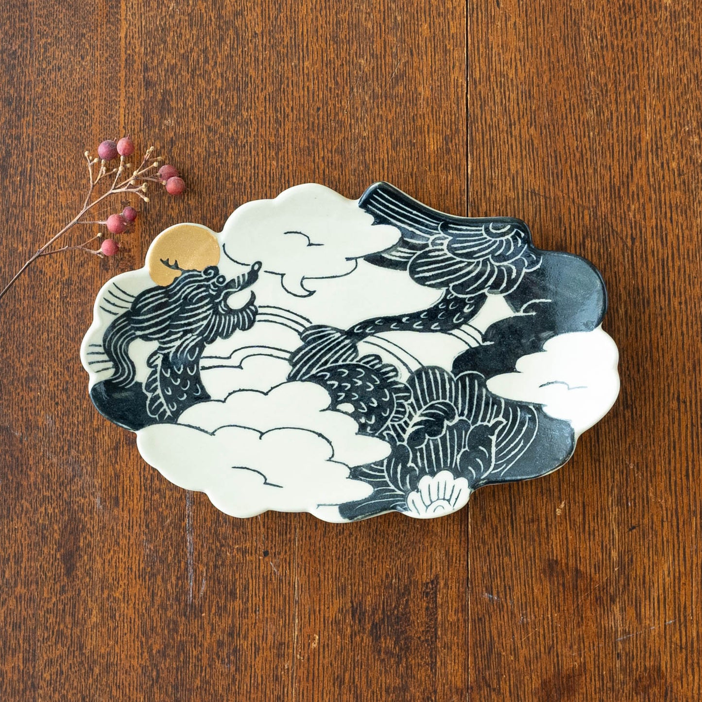 Plate Gold-painted dragon x cloud plate | Naoko Yoshimura