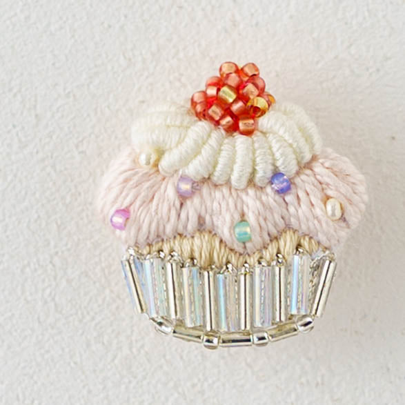 刺繍ブローチ　カラフルカップケーキ｜あおのいえ