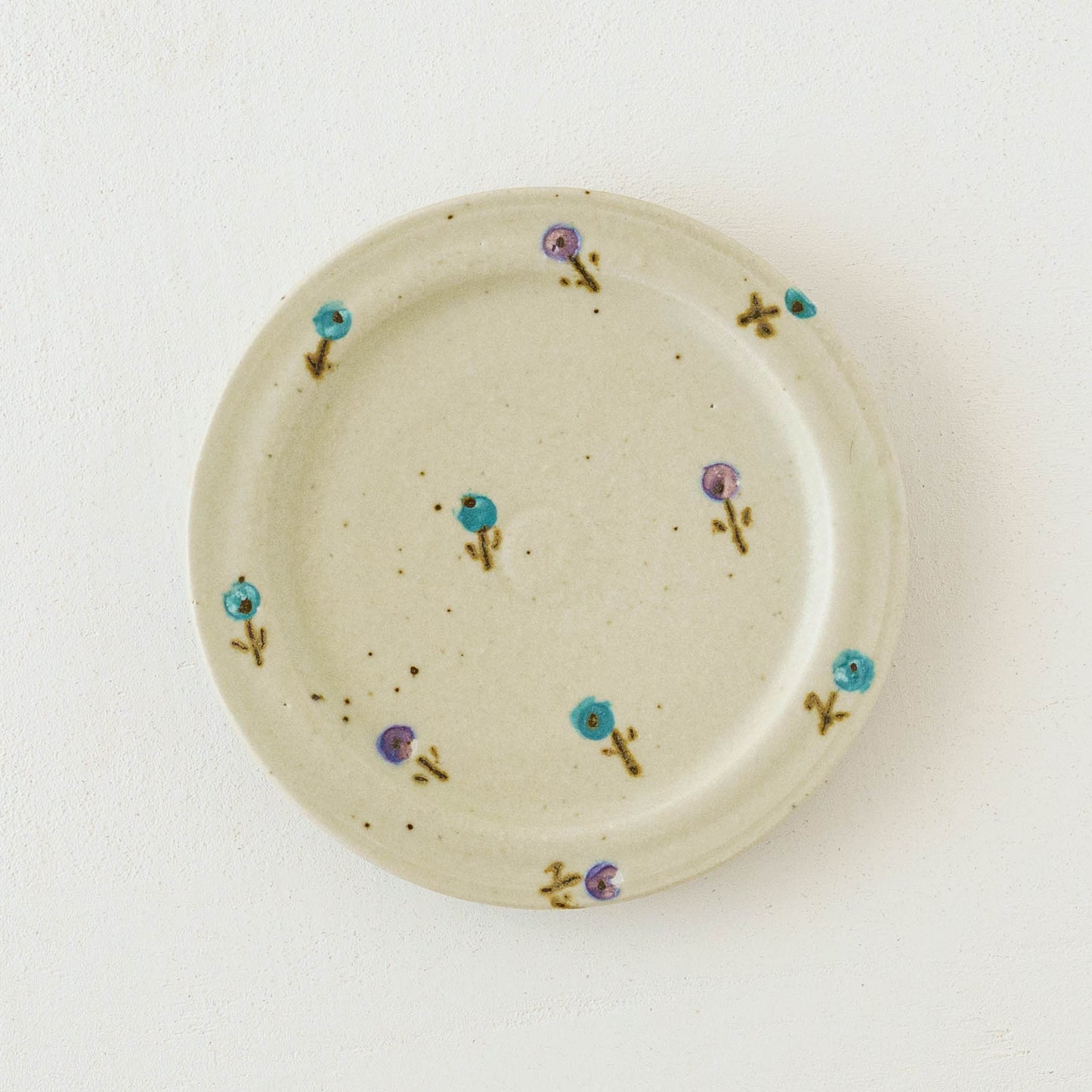 5寸リムプレート　お花　オフホワイト（パープル x ライトブルー）｜原田晴子