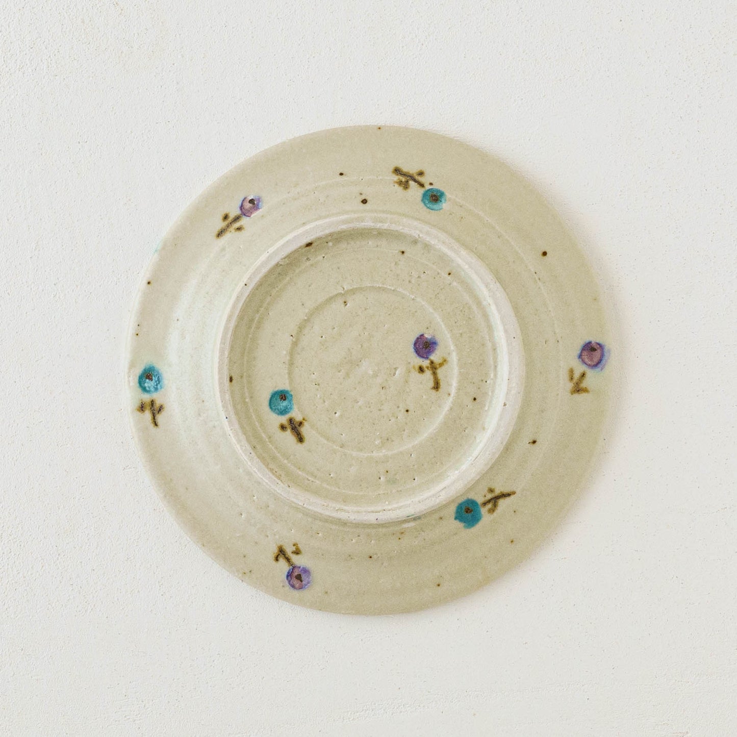 5寸リムプレート　お花　オフホワイト（パープル x ライトブルー）｜原田晴子