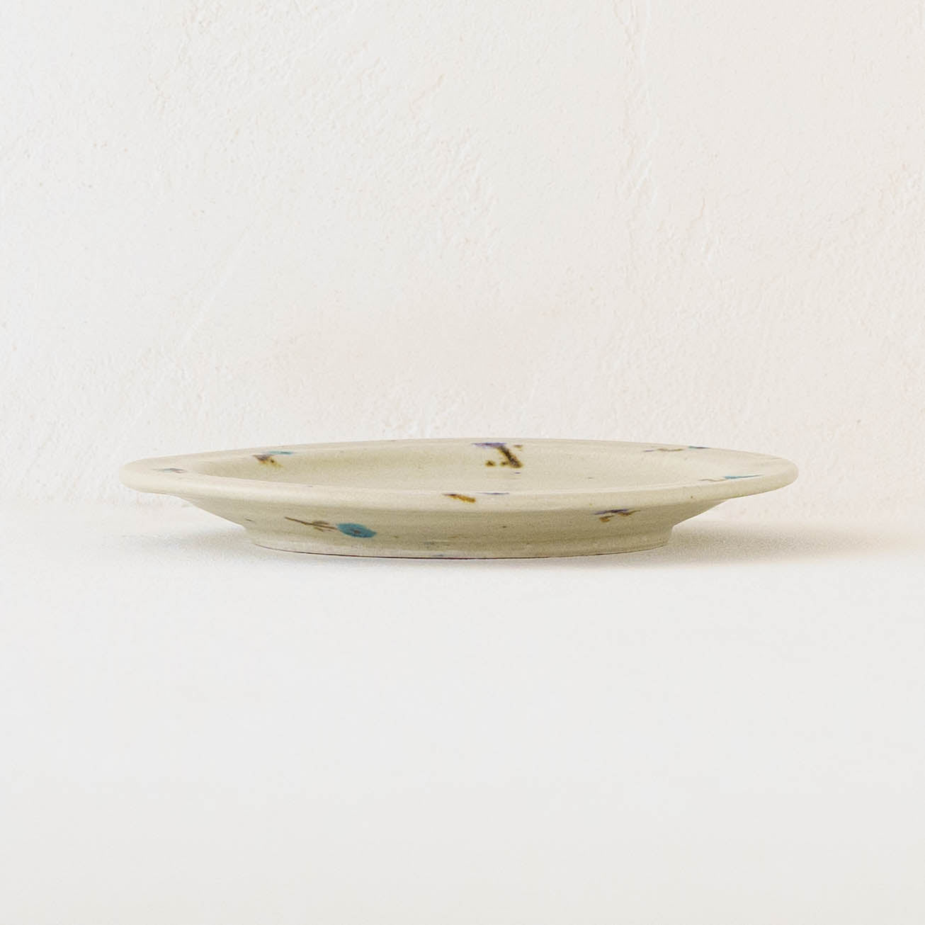 5寸リムプレート　お花　オフホワイト（パープル x ライトブルー）｜原田晴子