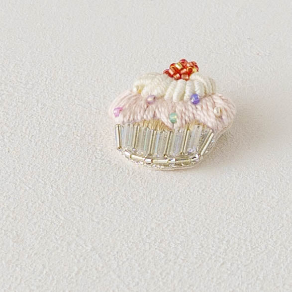 刺繍ブローチ　カラフルカップケーキ｜あおのいえ
