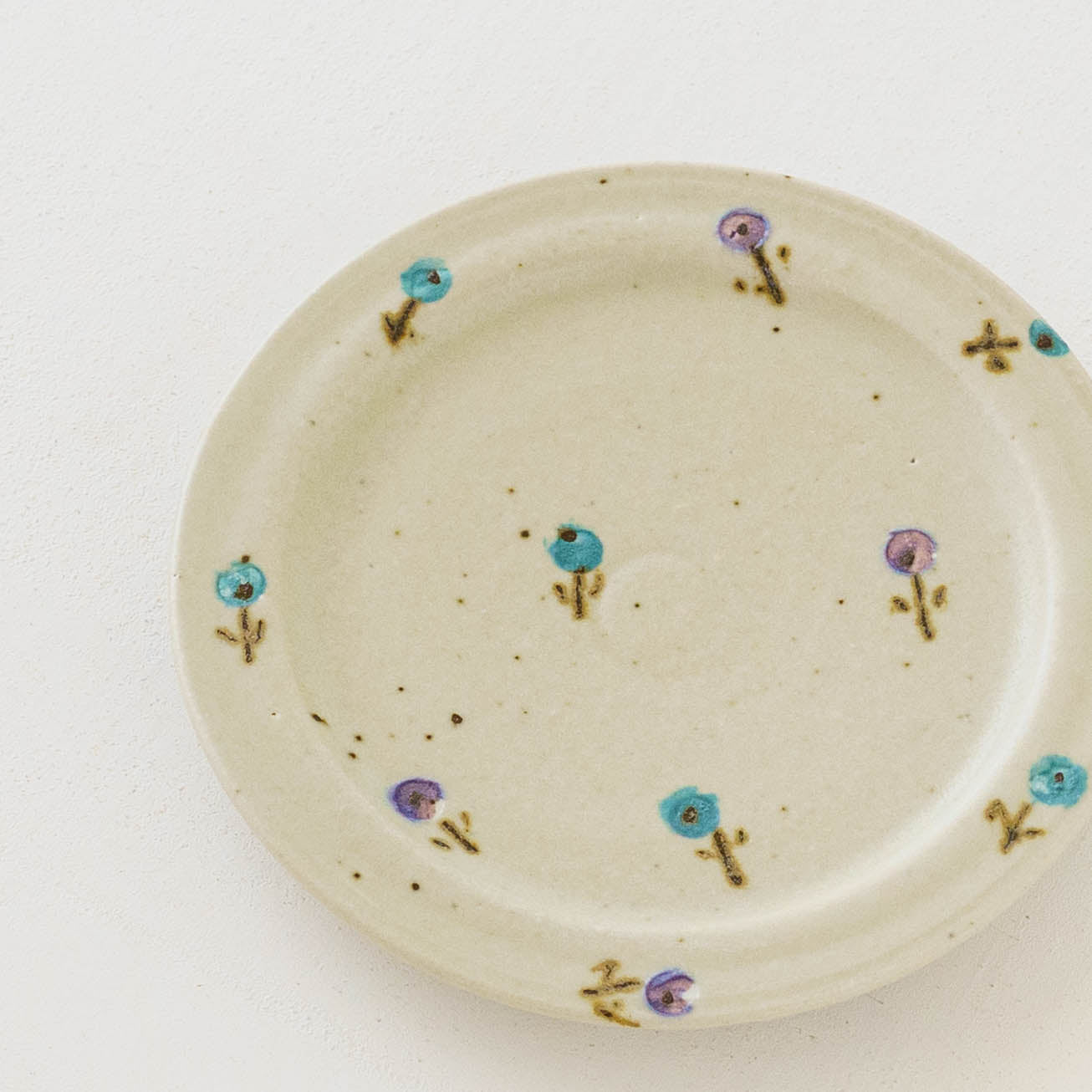 5寸リムプレート　お花　オフホワイト（パープル x ライトブルー）｜原田晴子