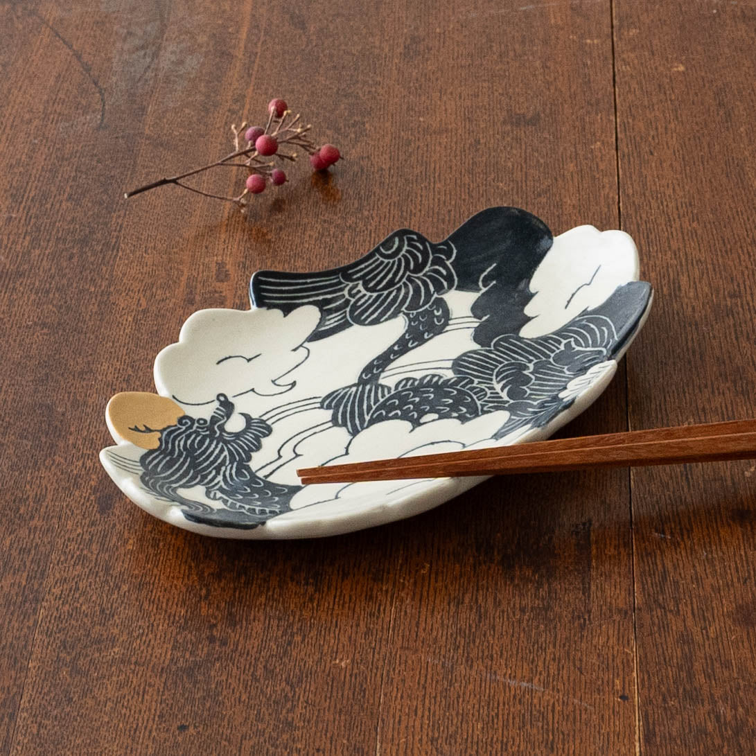 Plate Gold-painted dragon x cloud plate | Naoko Yoshimura