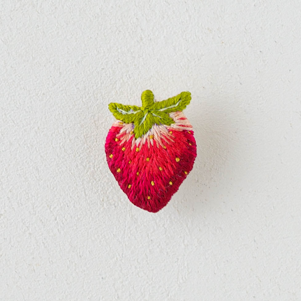 刺繍作家 あおのいえ 刺繍ブローチ いちご｜鎌倉 作家もののうつわ通販