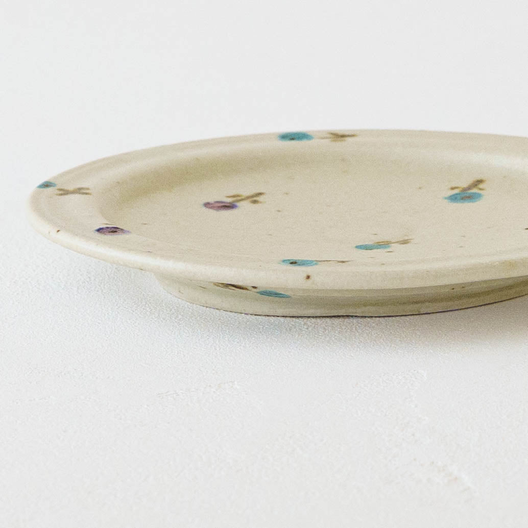5寸リムプレート　お花　オフホワイト（パープル x ライトブルー）｜原田晴子