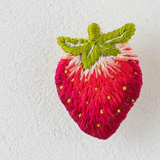 刺繍作家 あおのいえ 刺繍ブローチ いちご｜鎌倉 作家もののうつわ通販