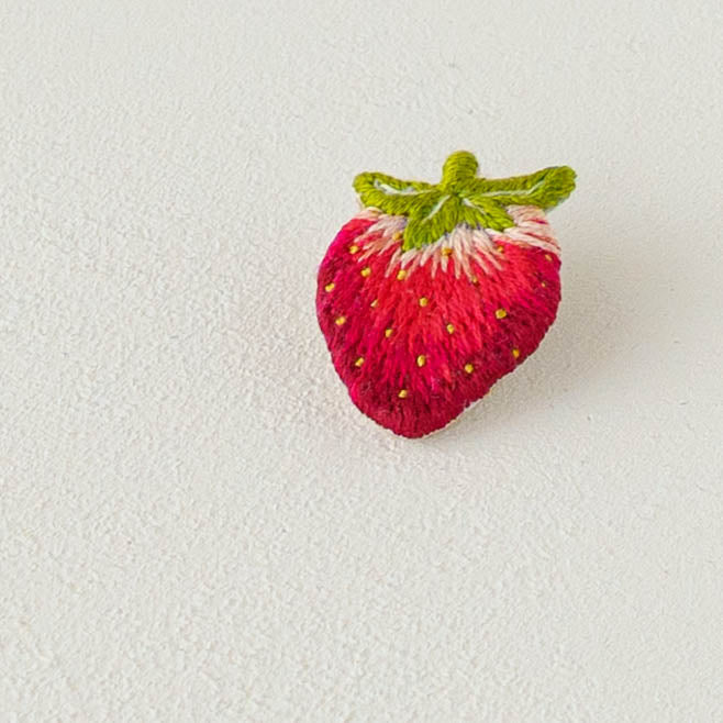 刺繍作家 あおのいえ 刺繍ブローチ いちご｜鎌倉 作家もののうつわ通販