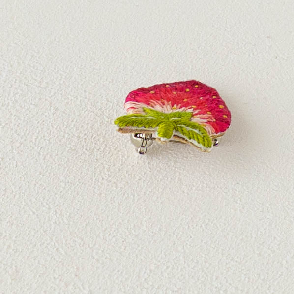 刺繍作家 あおのいえ 刺繍ブローチ いちご｜鎌倉 作家もののうつわ通販