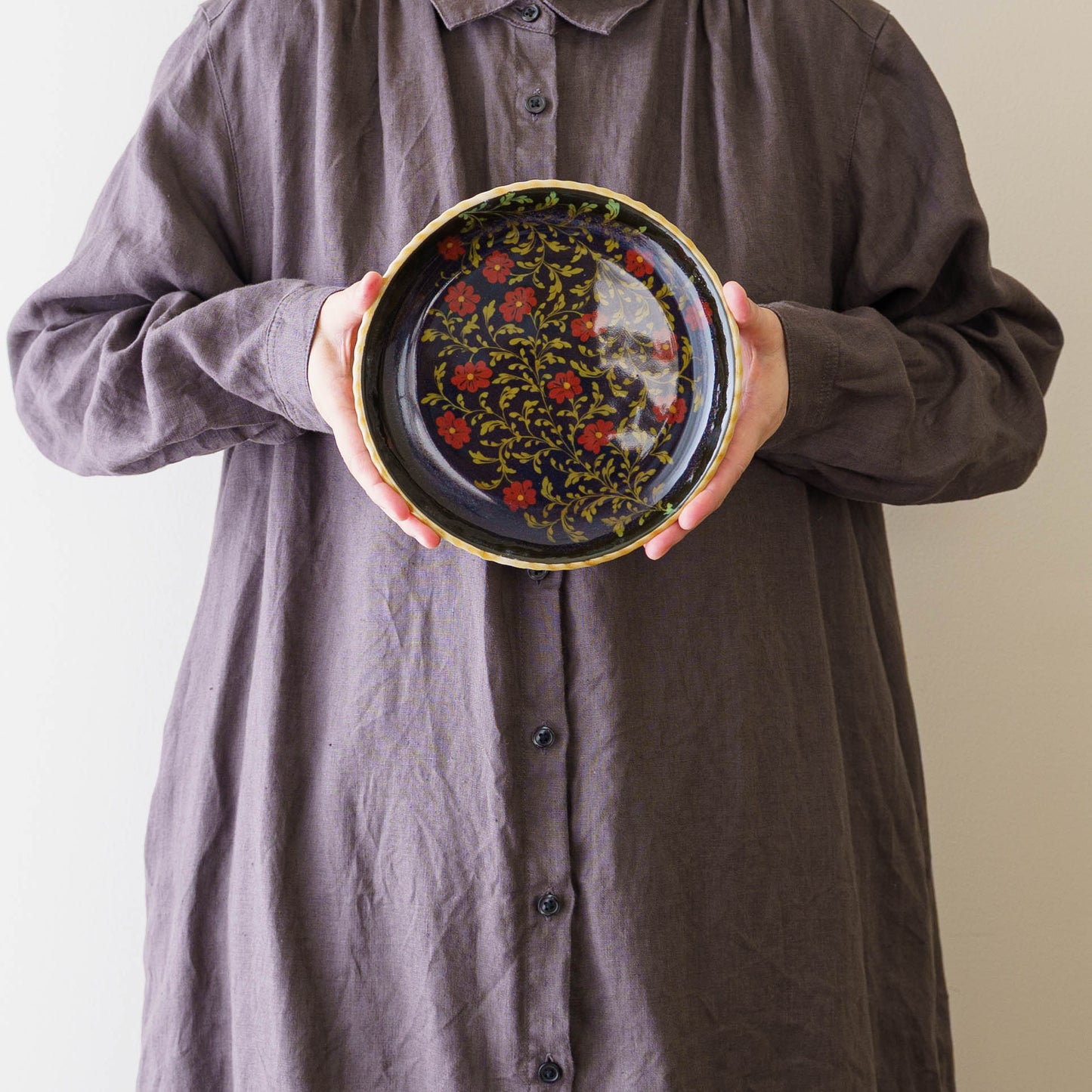 中皿　赤花　スリップウェア｜荒井彩乃