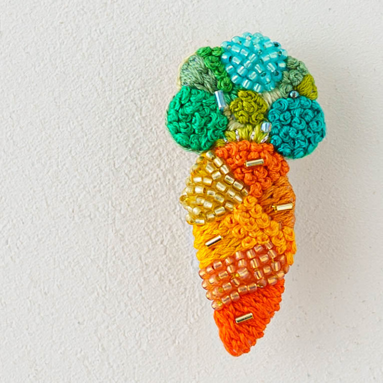 刺繍作家 あおのいえ 刺繍ブローチ にんじん｜鎌倉 作家もののうつわ