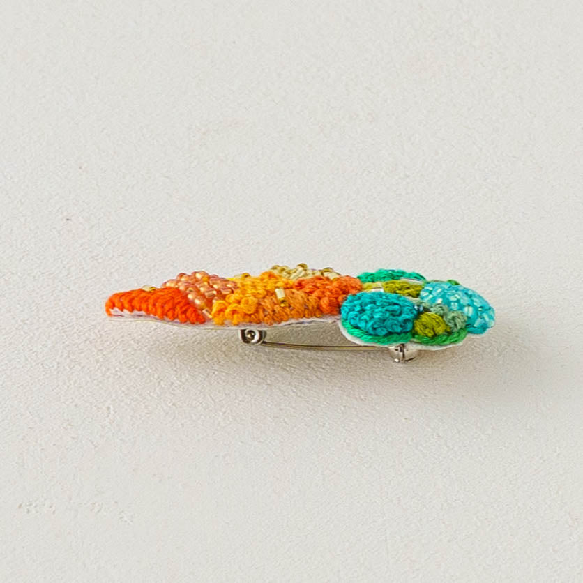刺繍作家 あおのいえ 刺繍ブローチ にんじん｜鎌倉 作家もののうつわ
