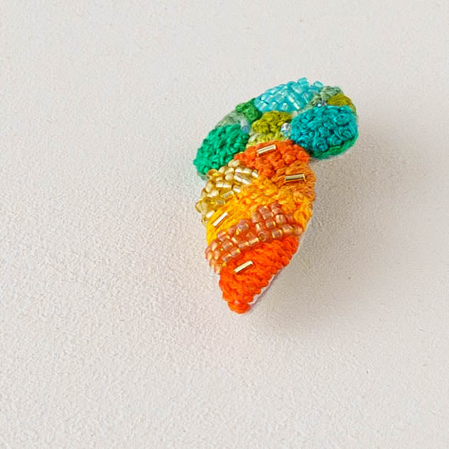 刺繍ブローチ　にんじん｜あおのいえ