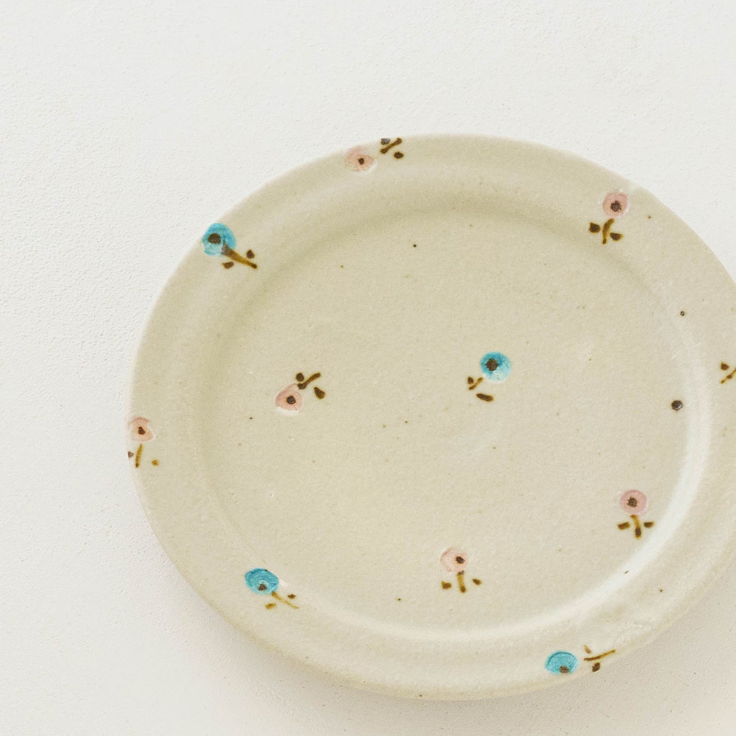 6寸リムプレート　お花　オフホワイト（ピンク x ライトブルー）｜原田晴子