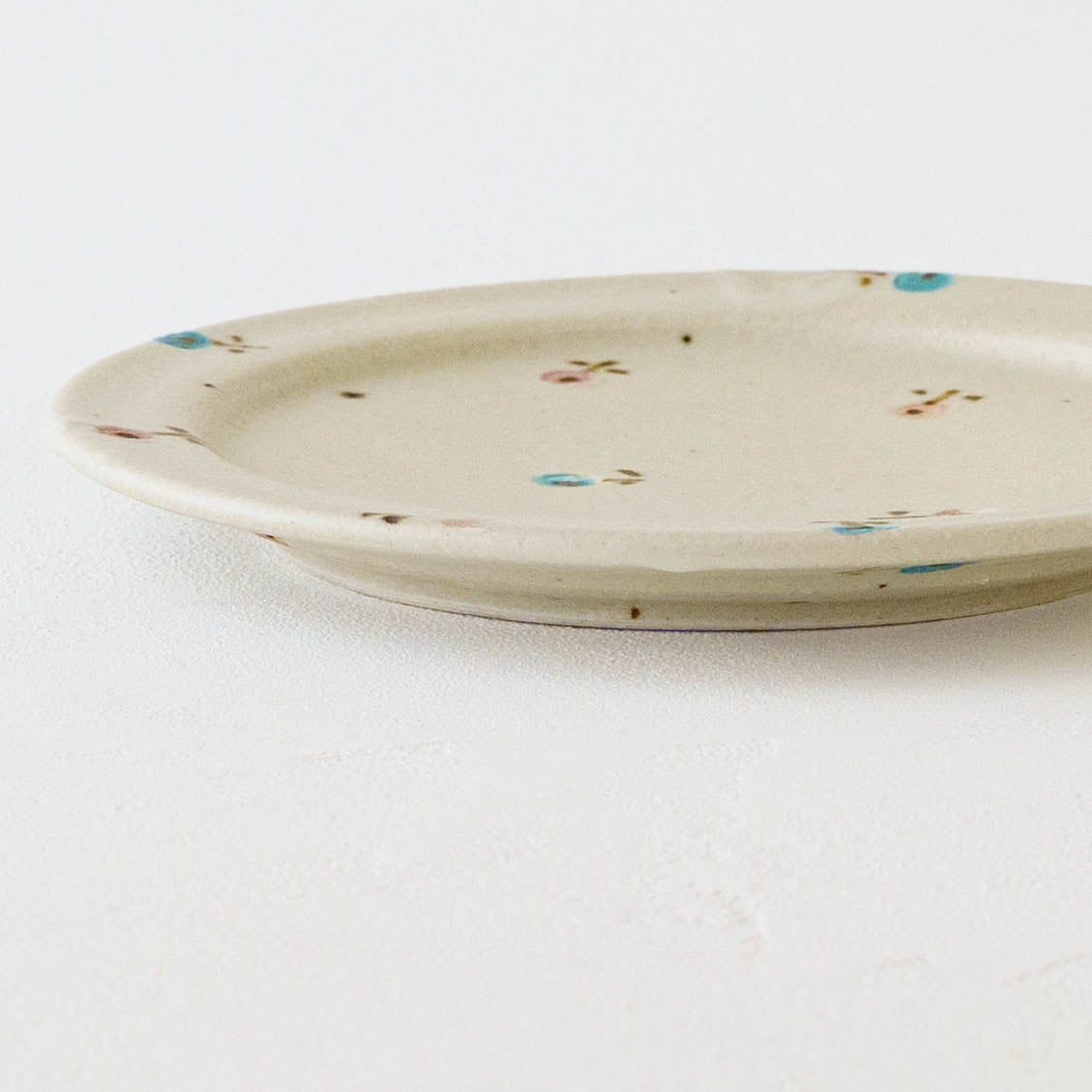 6寸リムプレート　お花　オフホワイト（ピンク x ライトブルー）｜原田晴子