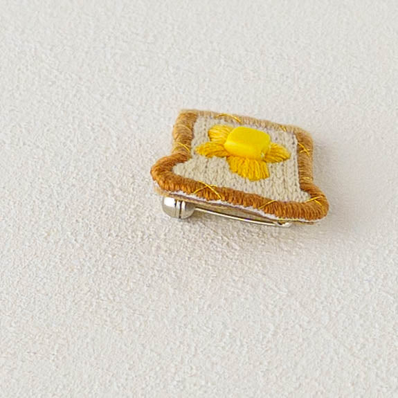 刺繍ブローチ　バタートースト｜あおのいえ