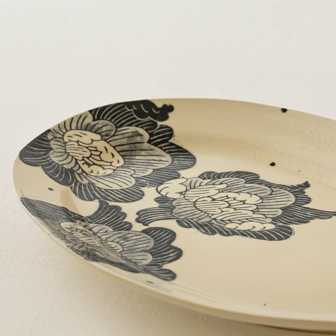 Premium oval plate Flowers | Naoko Yoshimura