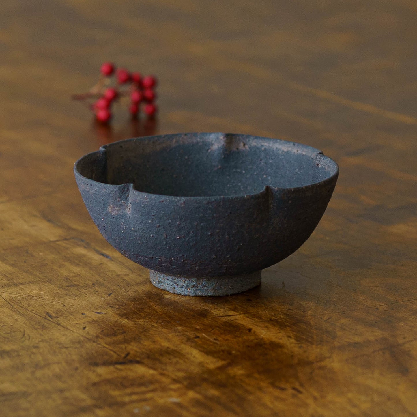 鉄釉　梅型小鉢｜冨部咲喜子