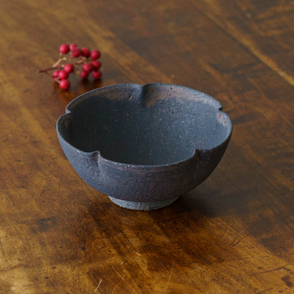 鉄釉　梅型小鉢｜冨部咲喜子